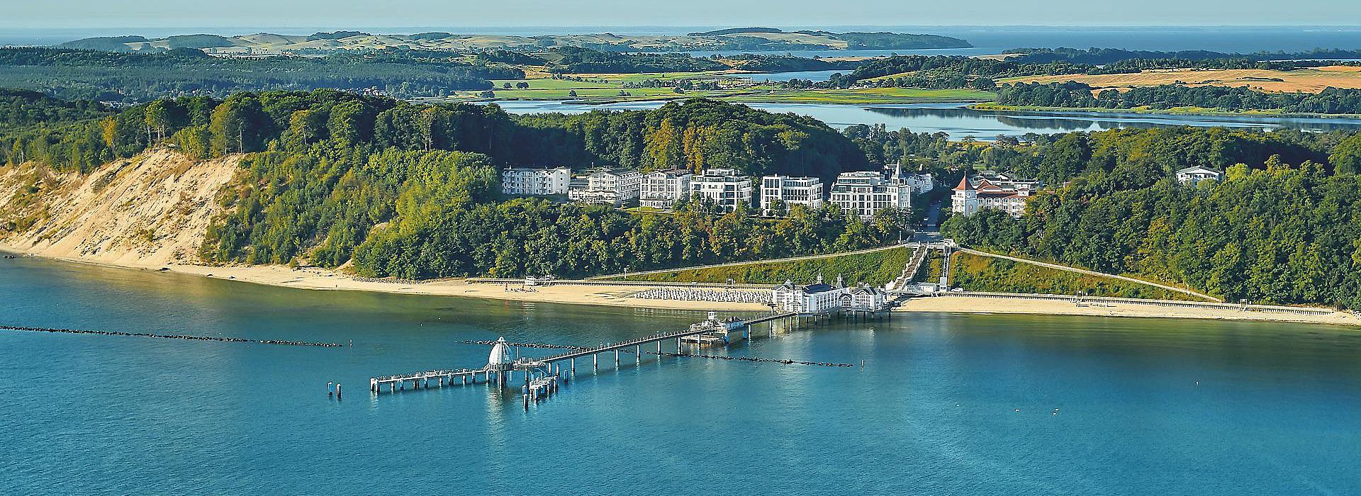 Blick auf das Seeschloss Hotel Sellin von der Ostsee aus
