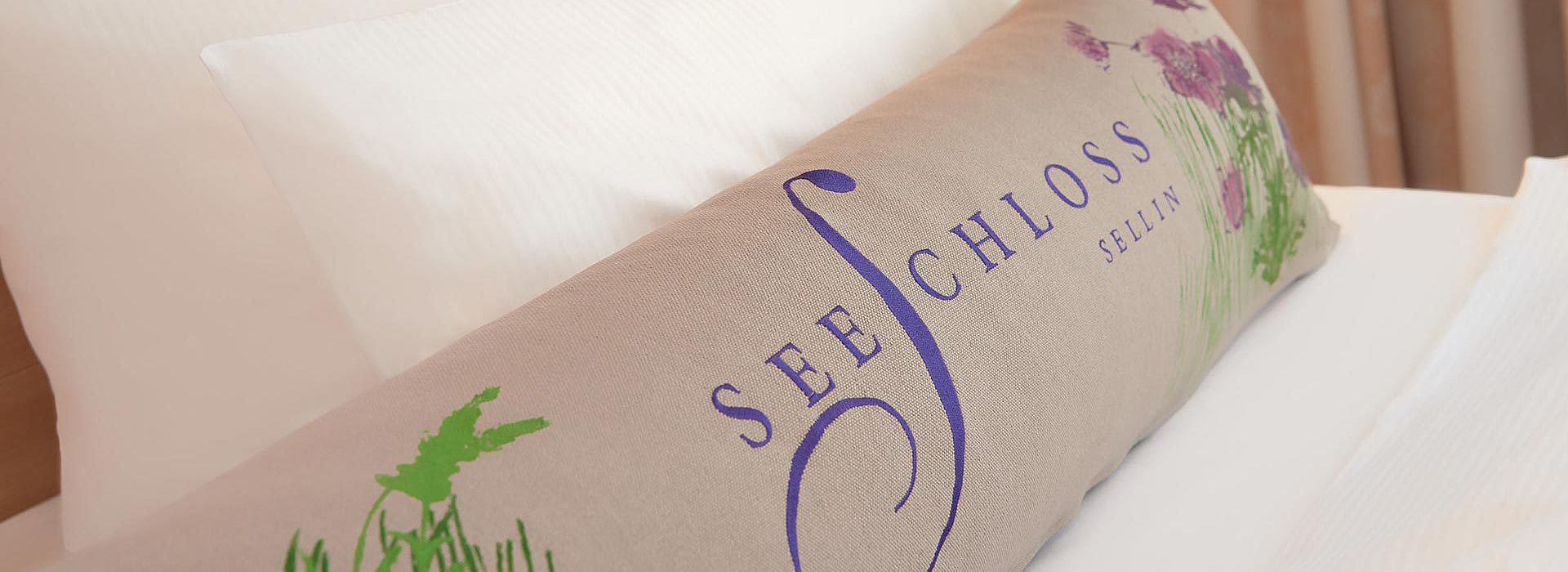 Arrangement auf einem Doppelbett