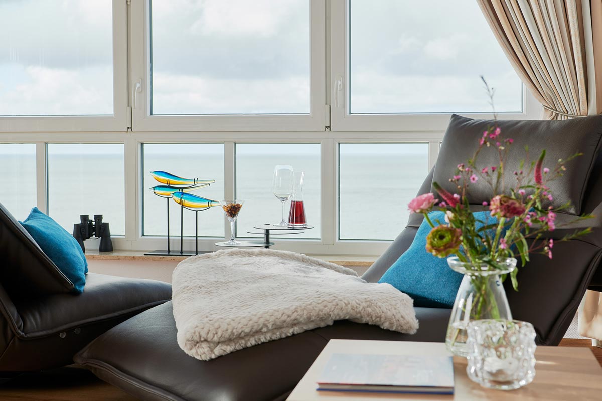 In unserer Junior-Suite liegt Ihnen die Ostsee bis zum Horizont zu Füßen.